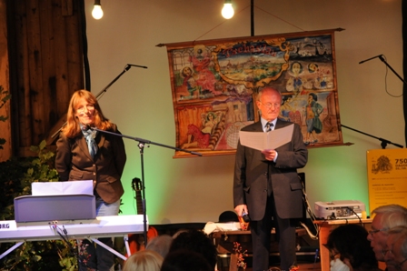 Die Dago-Hymne mit Frau Barth und Herrn Schröer
